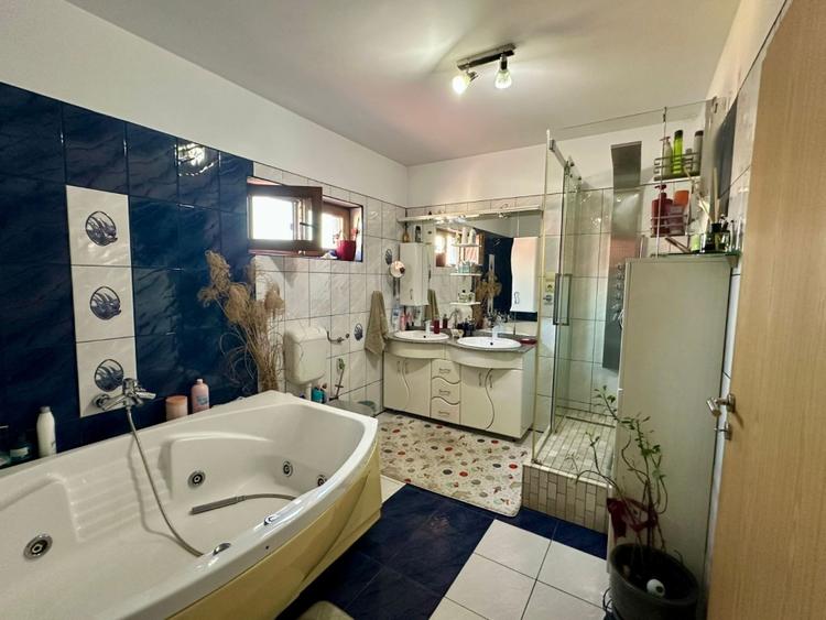 Casă individuală cu 5 camere cu Canalizare în Dumbrăvița
