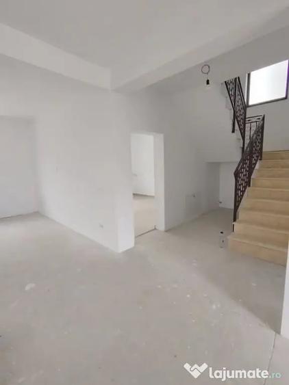 Casă cu 7 camere cu Teren 456 Mp în Malu Mare
