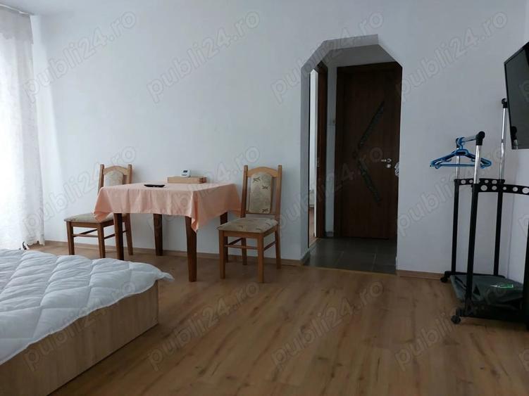 Apartament cu 3 camere semidecomandat în Petros