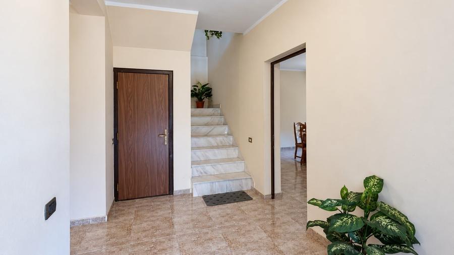 Casă individuală cu 6 camere cu Canalizare în Central