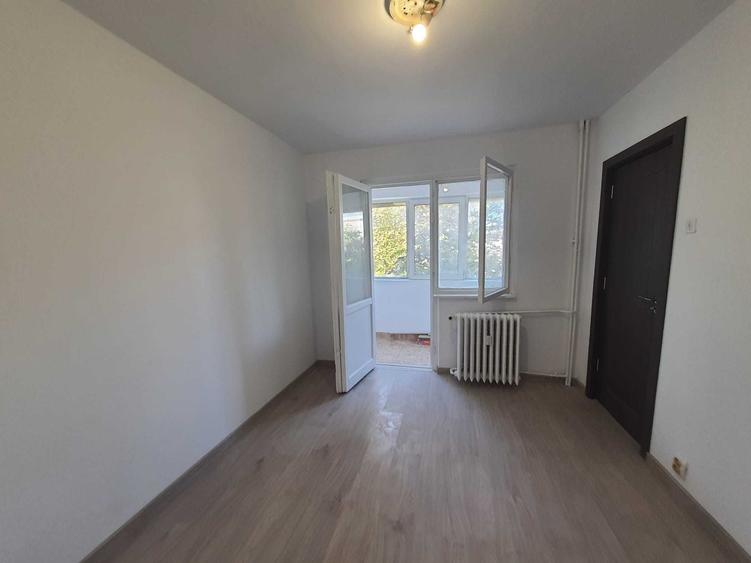Apartament cu 3 camere semidecomandat în Tomis Nord