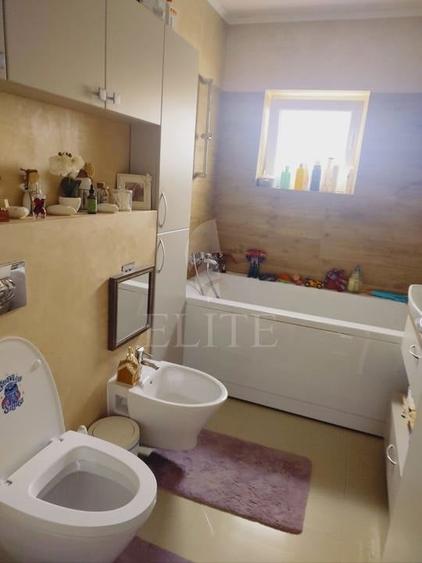 Apartament cu 3 camere semidecomandat, mobilat în Zorilor