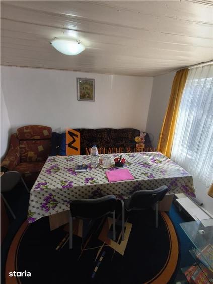 Casă cu 3 camere semidecomandat cu Teren 844 Mp în Pietroasele