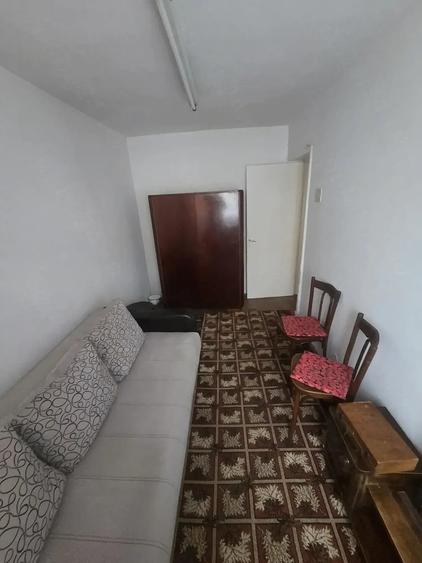 Apartament cu 3 camere semidecomandat, mobilat în Central