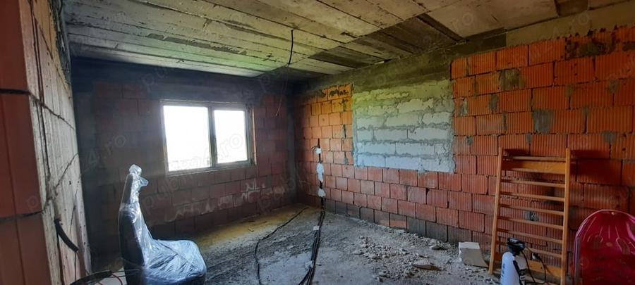 Casă cu 4 camere cu Teren 750 Mp în Novaci