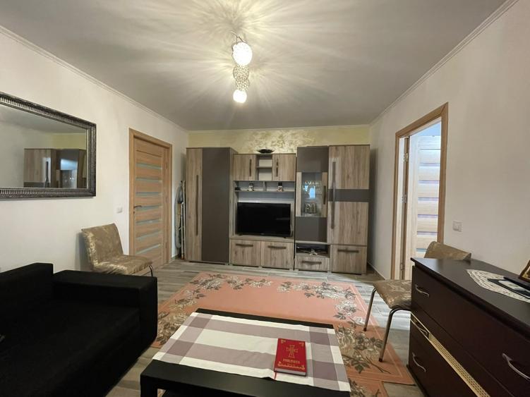 Apartament cu 2 camere semidecomandat, mobilat în Podu Roș