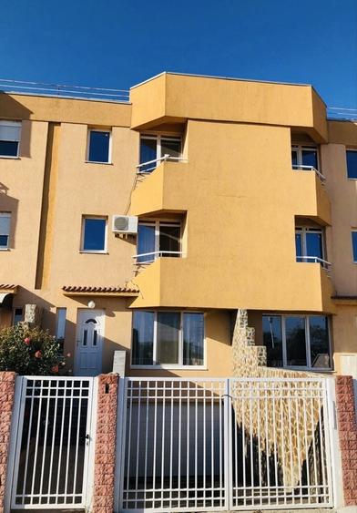 Casă cu 4 camere în Central