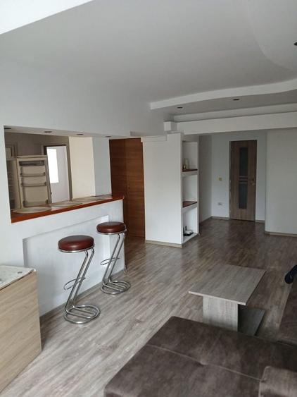 Apartament cu 3 camere decomandat în Exterior Vest