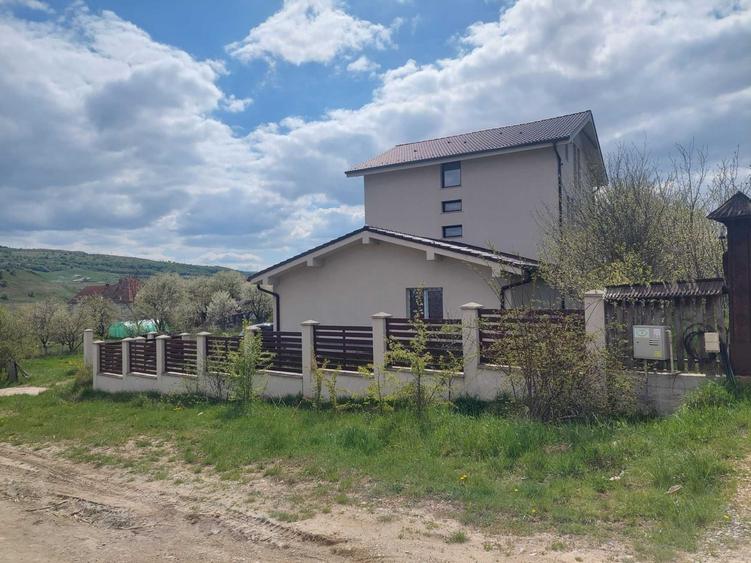 Casă cu 4 camere în Corușu