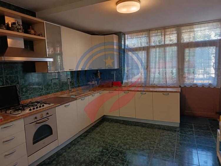Casă individuală cu 7 camere cu Canalizare în Est