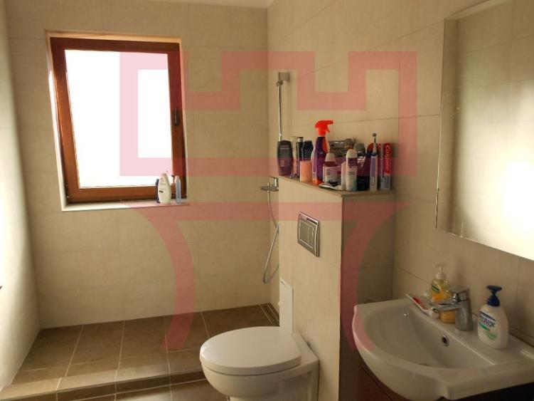Casă individuală cu 9 camere cu Canalizare în Gilău