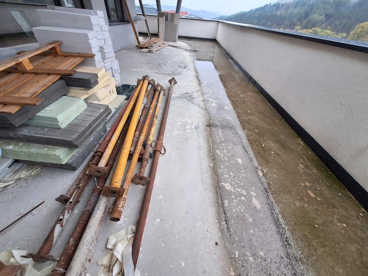 Apartament cu 3 camere semidecomandat în Florești