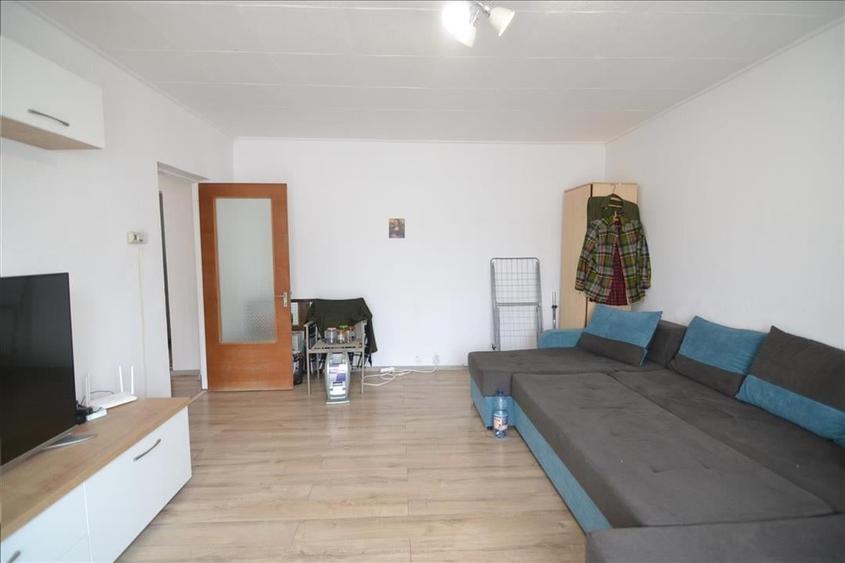 Apartament cu 3 camere decomandat în Vlahuță