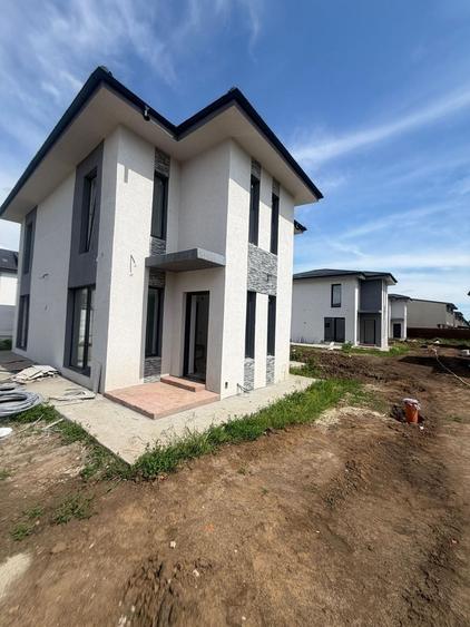 Casă individuală cu 4 camere cu Canalizare în Central