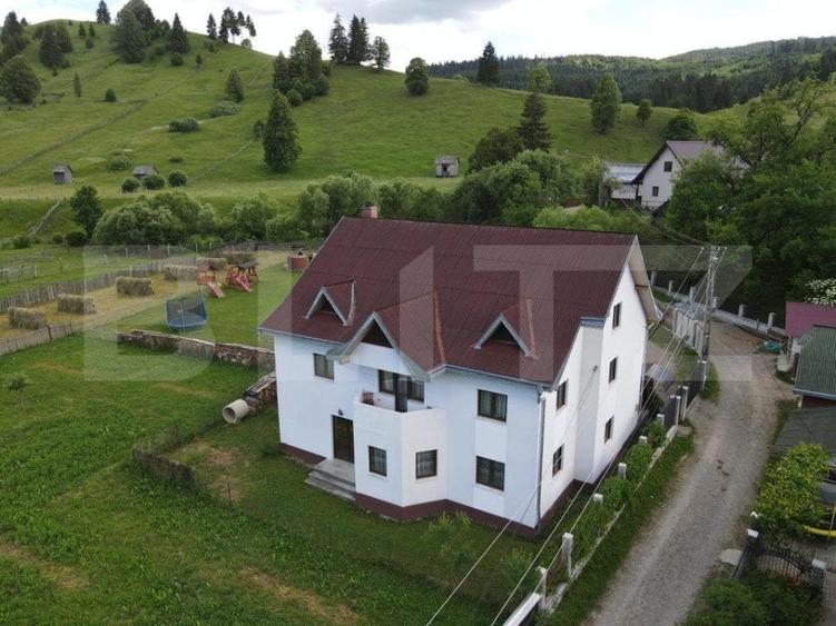Casă individuală cu 8 camere cu Teren 2200 Mp în Exterior Est