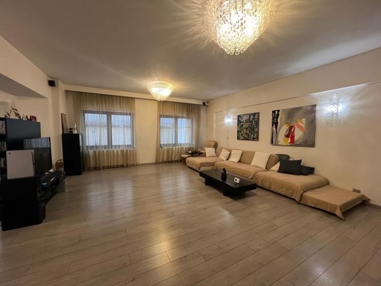 Apartament cu 5 camere decomandat în Herăstrău