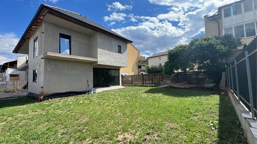 Casă cu 4 camere în Florești