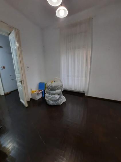 Apartament cu 5 camere semidecomandat în P-ța Victoriei