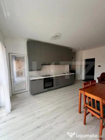 Apartament cu 3 camere semidecomandat în Horea