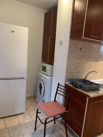Apartament cu 3 camere decomandat, mobilat în P-ța Victoriei