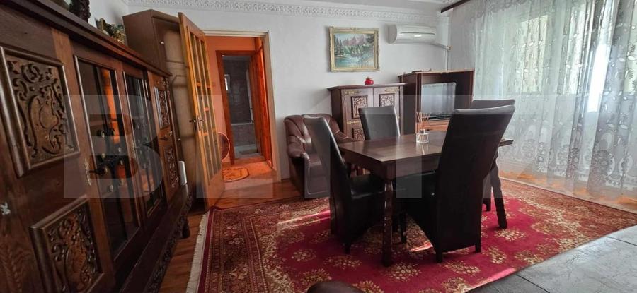 Apartament cu 3 camere semidecomandat, mobilat în Micro 4