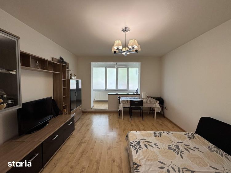 Apartament cu 3 camere semidecomandat în Central