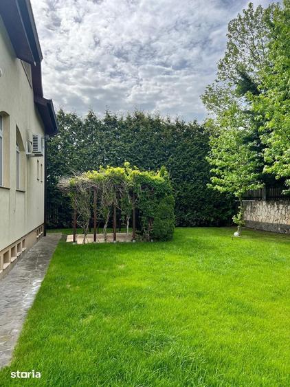 Casă cu 8 camere cu Teren 1000 Mp în Central
