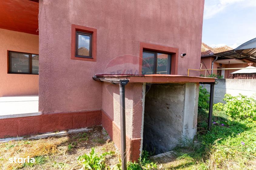 Casă cu 5 camere cu Teren 302 Mp în Central