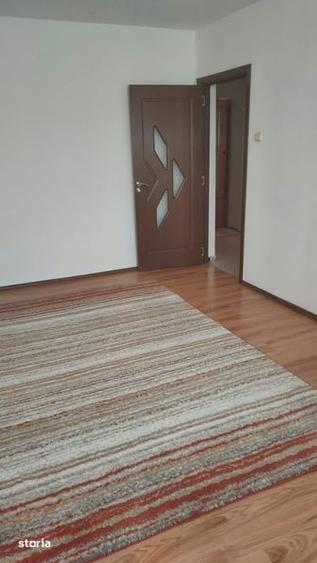 Apartament cu 3 camere în Tei