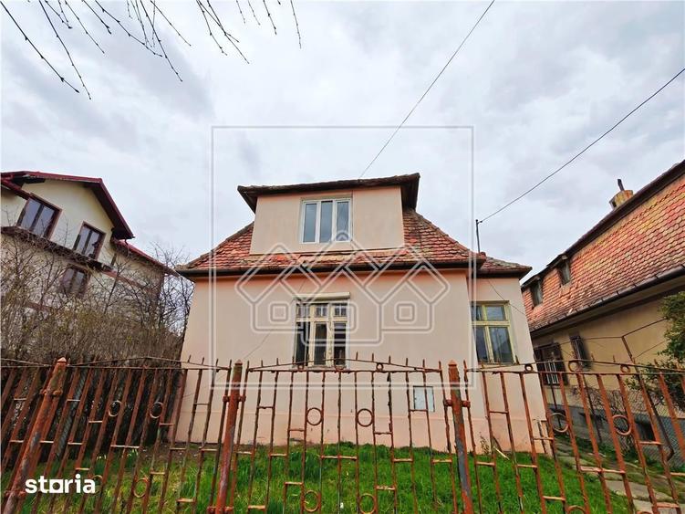 Casă cu 4 camere cu Canalizare în Trei Stejari