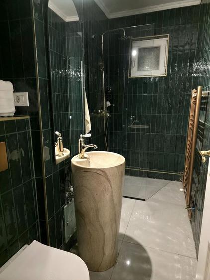 Apartament cu 3 camere semidecomandat, mobilat în Cetății