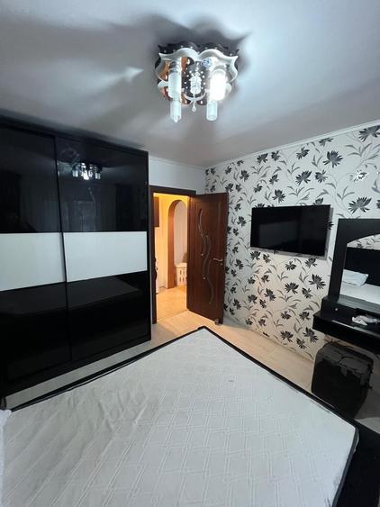 Apartament cu 3 camere decomandat în Craiovița Nouă