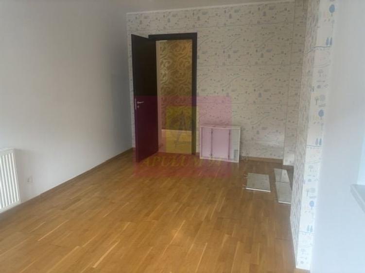 Apartament cu 4 camere semidecomandat în Băneasa