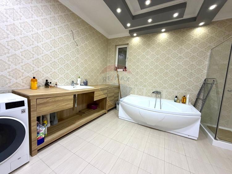 Casă individuală cu 4 camere cu Teren 557 Mp în Central