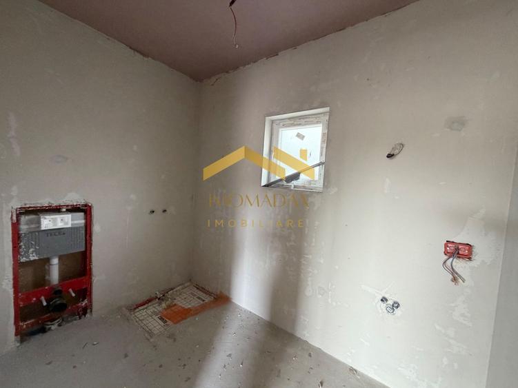 Duplex cu 3 camere cu Canalizare în Sânmihaiu Român