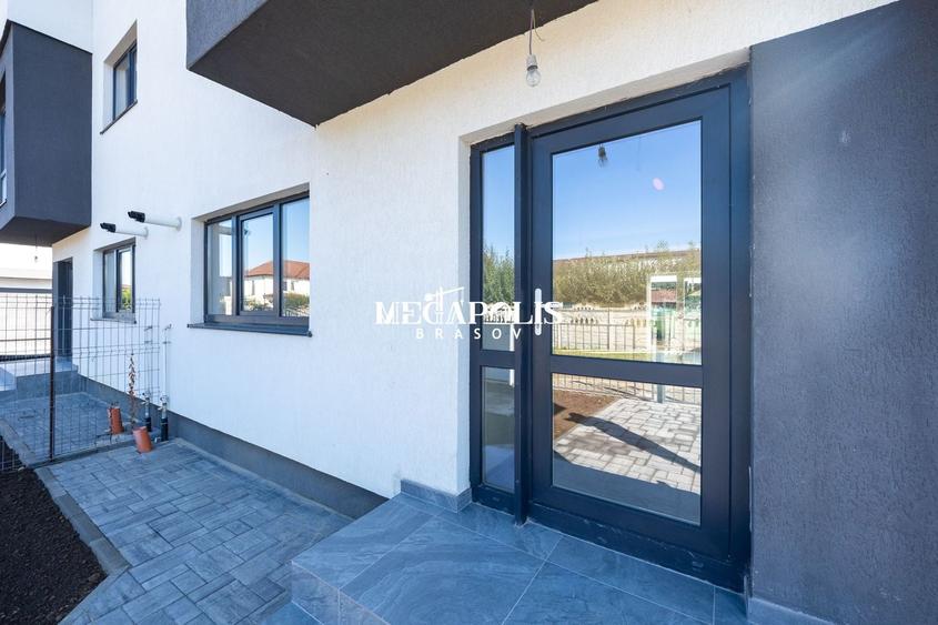 Duplex cu 4 camere cu Canalizare în Sânpetru