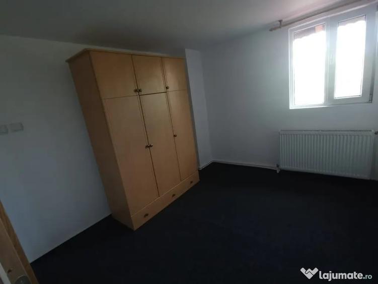 Casă cu 4 camere cu Teren 200 Mp în Apărătorii Patriei