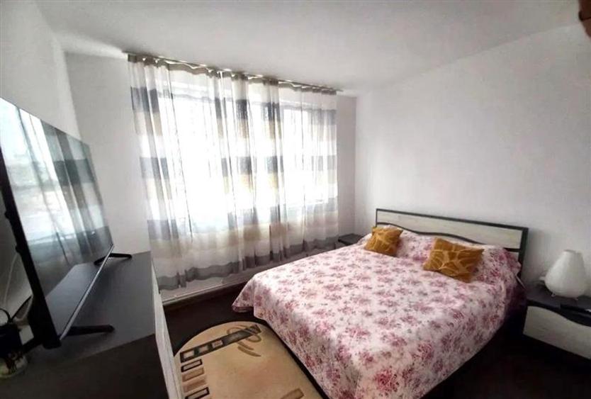 Apartament cu 2 camere semidecomandat, mobilat în Decebal