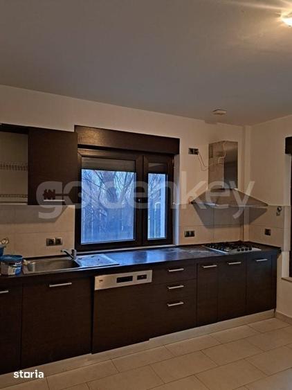 Casă cu 5 camere cu Teren 350 Mp în Central