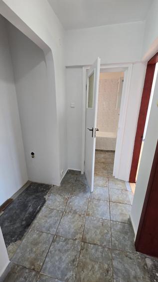 Apartament cu 3 camere semidecomandat în Domenii