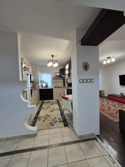Apartament cu 3 camere decomandat în Nicolina