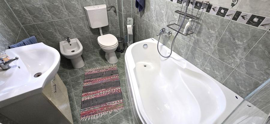 Casă individuală cu 7 camere cu Canalizare în Săftica