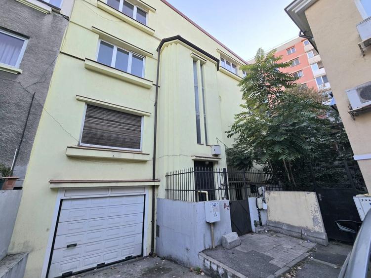 Apartament cu 6 camere nedecomandat, mobilat în Moșilor
