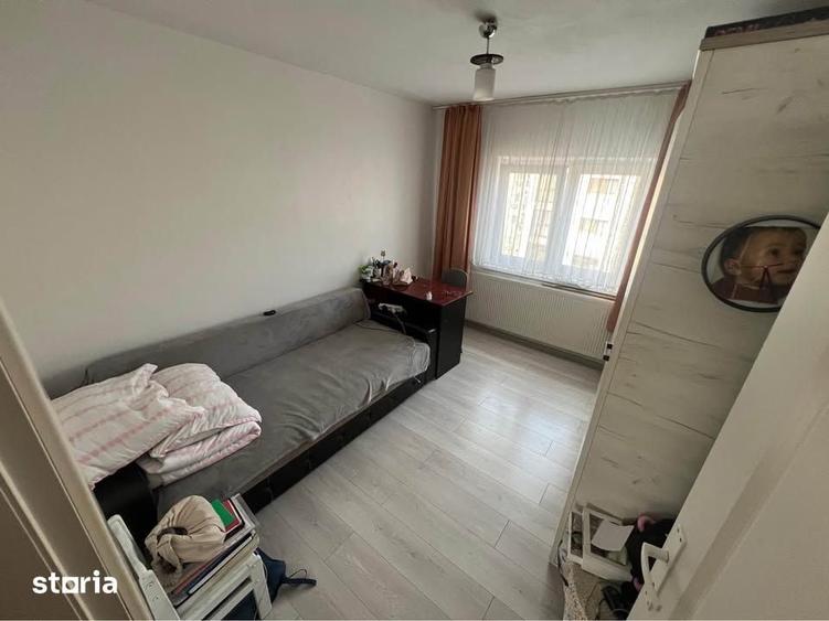 Apartament cu 3 camere decomandat, mobilat în Buziașului