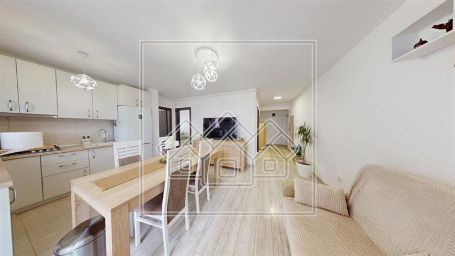 Apartament cu 3 camere decomandat în Exterior Vest