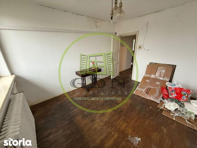 Apartament cu 3 camere semidecomandat în Rovine