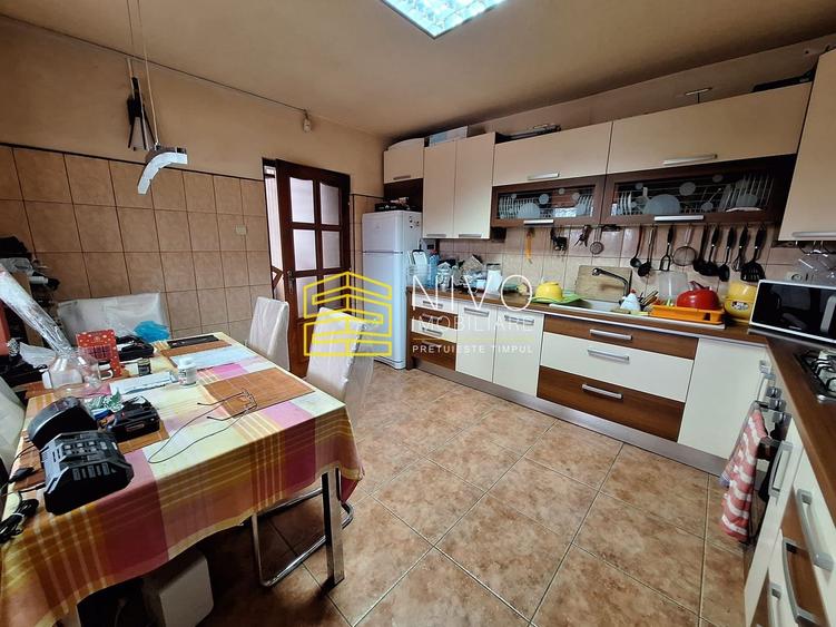 Casă individuală cu 6 camere cu Canalizare în Central