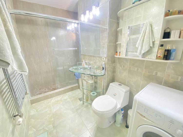Apartament cu 3 camere semidecomandat, mobilat în Tineretului