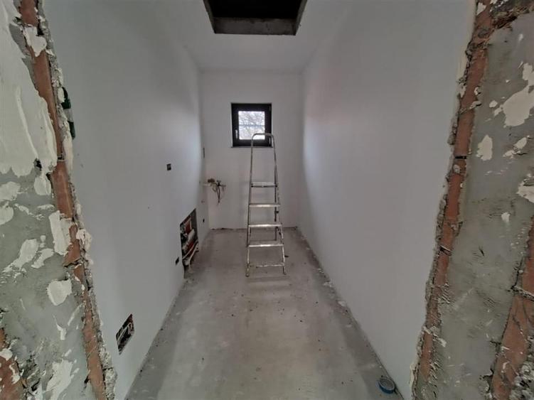 Casă individuală cu 4 camere cu Canalizare în Lisaura