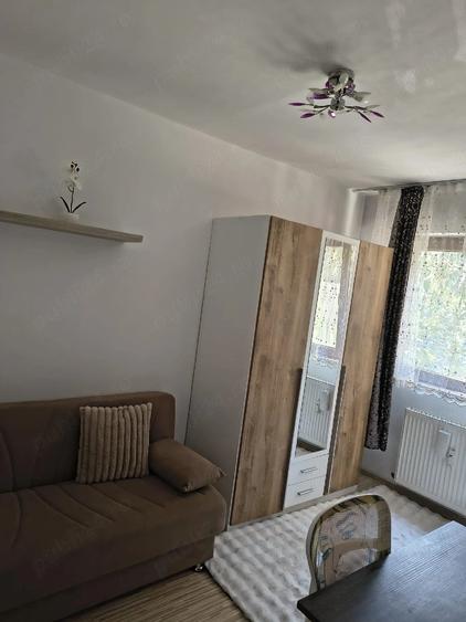 Apartament cu 3 camere semidecomandat în Exterior Vest